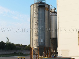 Érection du silo à grains