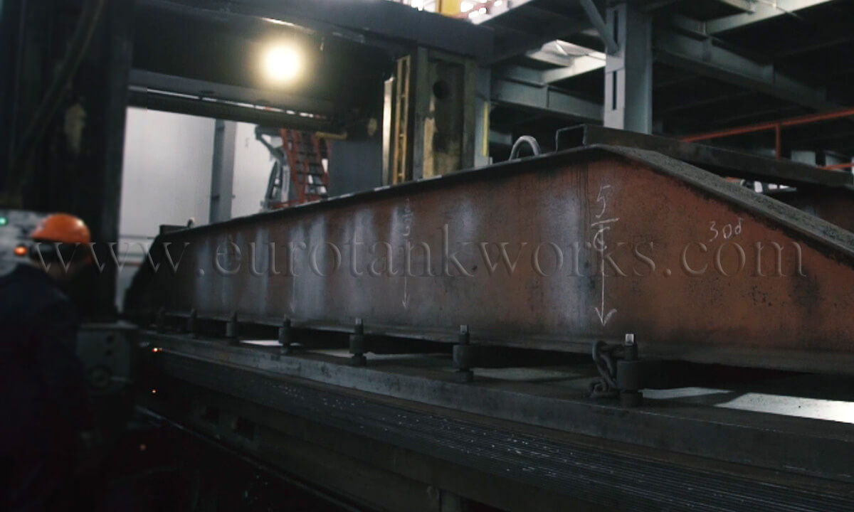 Fabrication de réservoirs de stockage - Bordure métallique avant soudage